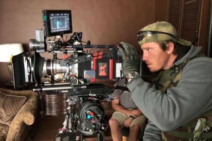 Garrett Hedlund le pide prestada la cámara a Chandor durante el rodaje de Triple frontera, la nueva producción original de Netflix