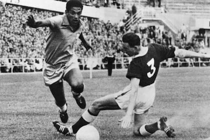 Garrincha pasa al galés Mel Hopkins, los cuartos de final de Suecia 1958