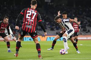 Garro, de muy buena actuación, busca maniobrar ante la marca de la defensa de Patronato