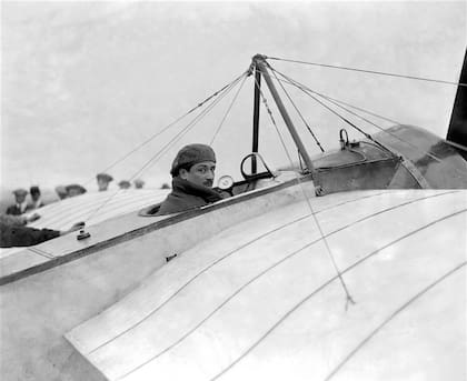 Garros, en un avión. Imagen posiblemente tomada en julio de 1914
