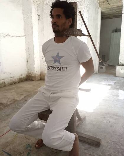 "Garrote vil", performance de Otero Alcántara realizada a mediados de abril de 2021