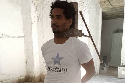 "Garrote vil", performance de Otero Alcántara hecha desde su casa en abril de este año, mientras cumplía arresto domiciliario