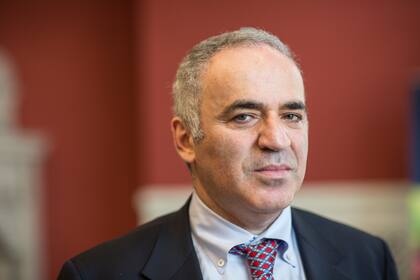 Garry Kasparov le echó en cara a Macron la tibieza de Europa con Putin tras la anexión de Crimea en 2014