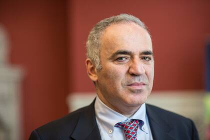 Garry Kasparov le echó en cara a Macron la tibieza de Europa con Putin tras la anexión de Crimea en 2014 