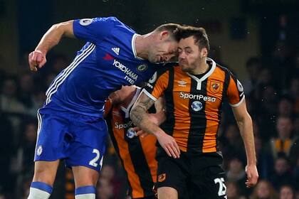 Gary Cahill, de Chelsea, impacta la cabeza de Ryan Mason, de Hull City, durante un partido de la Premier League