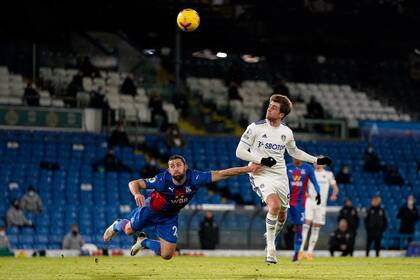 Bamford, perseguido por Cahill, cabecea desviado