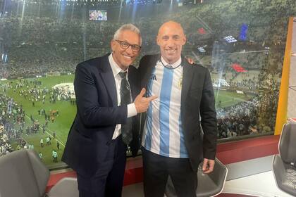 Gary Lineker, junto al exjugador de la selección argentina y Manchester City Pablo Zabaleta