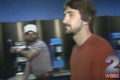 Gary momentos antes de matar al acusado de abusar de su hijo (Foto: Captura de video /The Sun)