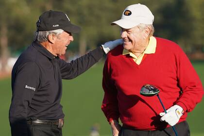 Gary Player, el Caballero Negro, y Jack Nicklaus, el Oso Dorado, durante la jornada de ayer en Augusta