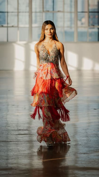 Gasas de colores, telas con brillos, flores, encajes y bordados a mano en el desfile de Benito Fernández. “Titulé esta colección 'Latir' porque hoy Latinoamérica es el corazón del mundo y las miradas están puestas en nuestra región. Una colección homenaje a Frida Kahlo, una mujer que inspira y cuyo arte, espíritu y color prevalecen”, describió