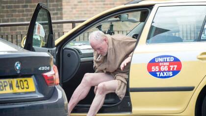 Gascoigne, con tan sólo una bata y en estado de ebriedad