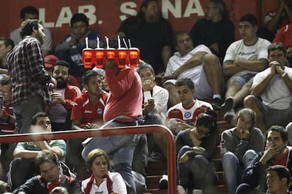 Gaseosas sin gas, con vasos a medio llenar, a $ 30