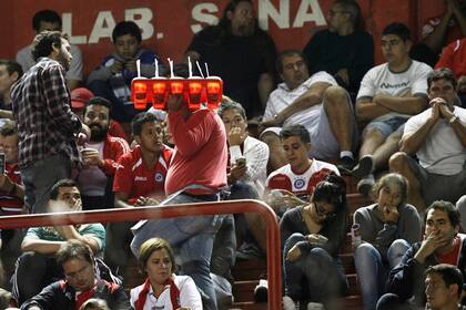 Gaseosas sin gas, con vasos a medio llenar, a $ 30