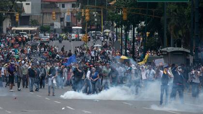 Gases, golpes y corridas en otra marcha opositora en Venezuela
