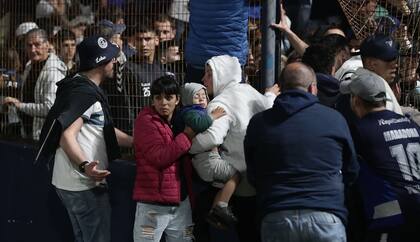 Gases lacrimógenos en el estadio Juan Carmelo Zerillo durante el partido entre Gimnasia y Egrima y Boca Juniors en La Plata, el 6 de octubre de 2022