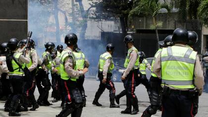 Gases lacrimógenos lanzados por los efectivos policiales