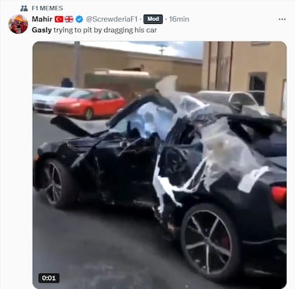 "Gasly tratando de llegar con su auto a boxes", bromearon en redes sociales