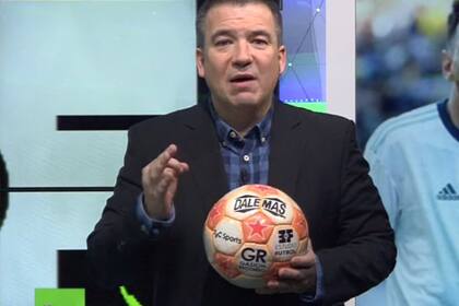 Estudio Fútbol también hizo una insignia del balón en la mano, con Gastón Recondo y Marcelo Palacios como conductores