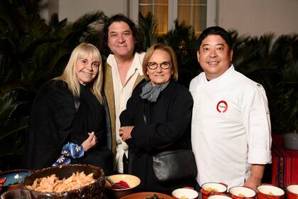 Gastón Acurio (segundo desde la izq.), junto a Claudia Villafañe, Dolli Irigoyen y "Micha", chef del restaurante Maido