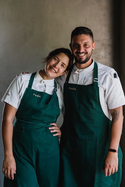 Gastón, al mando de los fuegos, con Constanza Cerezo Pawlak, jefa de cocina y hermana de Camila.