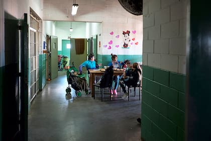 Gaston, Alma y Jonas con sus madres en las celdas de regimen cerrado