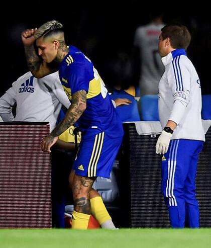 Gastón Avila sale lesionado durante el partido contra Lanús.