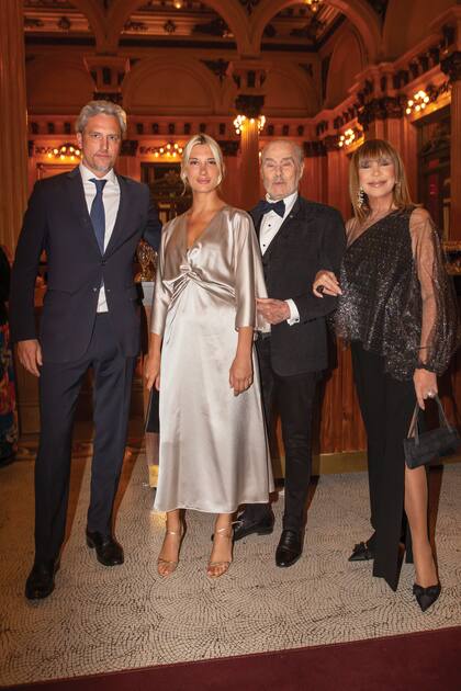 Gastón Cami, Melissa Elías, vicepresidenta ejecutiva de la Fundación Teatro Colón, Gino Bogani y Mora Furtado