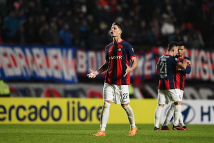 Gastón Campi cometió un error en la jugada del primer empate de Liverpool, pero celebra su muy buen gol de cabeza para el 3-2 definitivo, que deja abierta la cancha de San Lorenzo de pasar de rueda por la Copa Libertadores.