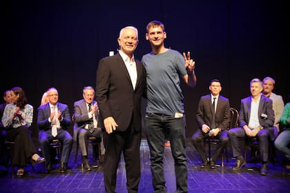 Gastón Castagneto junto al intendente de La Plata, Julio Alak, tras su asunción como Secretario de Relaciones con La Comunidad