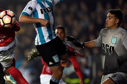 Gaston "Chila" Gómez, arquero de Racing, ante Independiente Medellin, partido por la Copa Sudamericana 2017