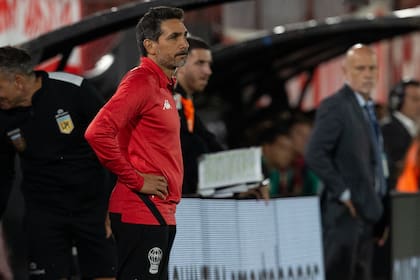 Gastón Coyette, coordinador de las divisiones inferiores de Huracán, se hizo cargo de la primera división tras la salida de Facundo Sava