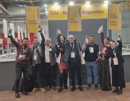 Gastón Cruz, junto con otros expositores de la Argentina, Chile y de Brasil en la Slow Wine Fair que se desarrolló en Bologna, Italia