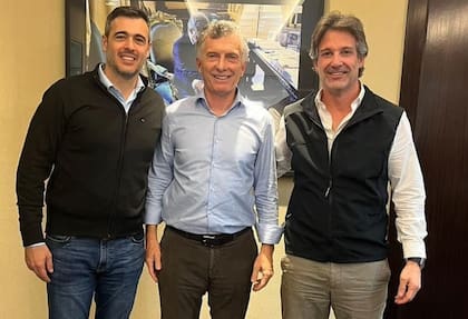 Gastón Di Castelnuovo, candidato de Juntos por el Cambio en Ituzaingó, junto a Mauricio Macri y Segundo Cernadas