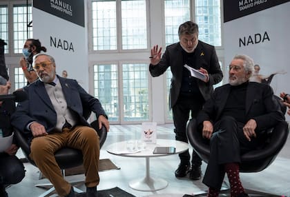 Gastón Duprat durante el rodaje de Nada con Robert De Niro y Luis Brandoni . En la serie hubo diálogos en inglés, italiano, guaraní y castellano