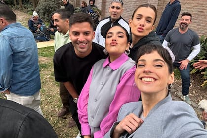 Gastón Edul junto Ángela Leiva, Camila Homs y Cande Molfese