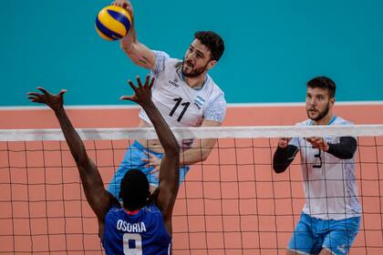 Gastón Fernández ataca sobre Osoria en la final de voleibol de los Juegos Panamericanos entre la Argentina y Cuba