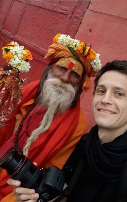 Gastón Fournier junto con Sadhu hindu, el hombre santo, en la India