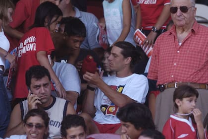 Gastón Gaudio en la tribuna de Independiente, firmando autógrafos
