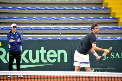 Gastón Gaudio supervisa el rendimiento del doblista Horacio Zeballos