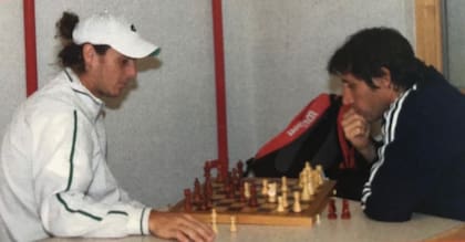 Gastón Gaudio y el psicólogo Pablo Pécora jugando al ajedrez, una rutina que incorporaron cuando el Gato competía profesionalmente