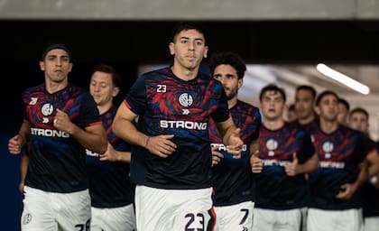 Gastón Hernández, Cuello (el primero a la izquierda) y Cerutti (detrás del central): los jugadores de San Lorenzo están intranquilos