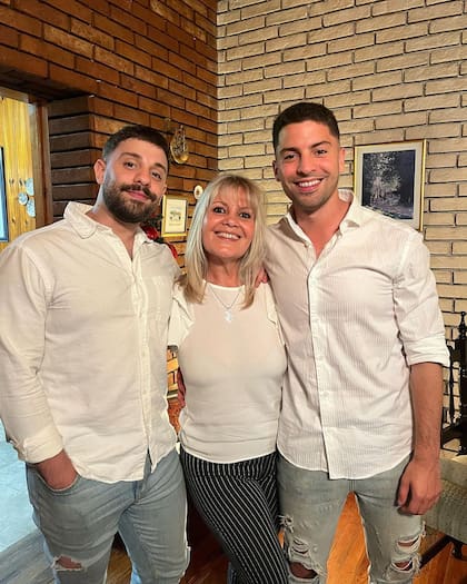 Gastón, junto a su madre y a su hermano mellizo Guido, a quienes les dedicó la torta de cookies