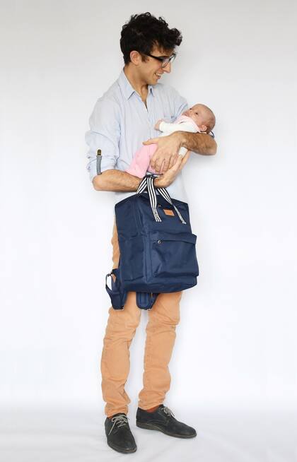 Gastón Larrosa crea bolsos y otros accesorios que bien pueden usarse para llevar cosas de bebes, como Eugenia