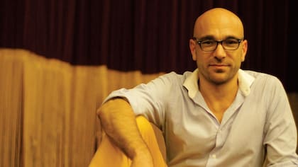 Gastón Marioni, en el escenario, es el flamante director de esta gran sala platense