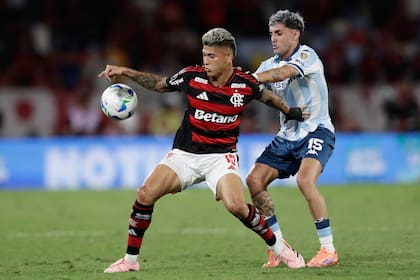 Gastón Martirena, marcando a Jorge Carrascal, de Flamengo, en la semifinal de la Copa Libertadores 2025
