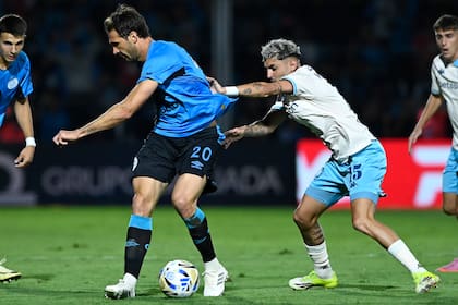 Gastón Martirena molesta al borde de la infracción a Franco "Mudo" Vázquez; el uruguayo volvió a ser titular en Racing.