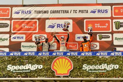 Gastón Mazzacane y el uruguayo Mauricio Lambiris flanquean en el podio a Mariano Werner, el vencedor en el autódromo Rosamonte; los tres pilotos se clasificaron para disputar la Copa de Oro, a partir del 11 de septiembre