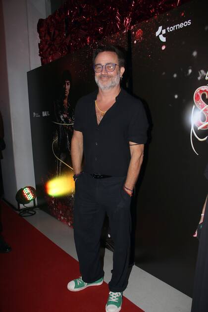 Gastón Pauls le puso un toque de color a su outfit con unas zapatillas urbanas en color verde