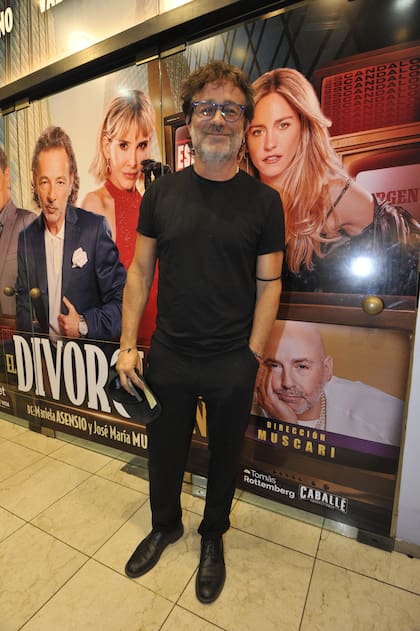 Gastón Pauls, que optó por un look total black de pantalón, remera manga corta y zapatos, también dijo presente. Para la foto se sacó la gorra