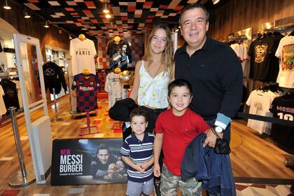 Gastón Recondo junto a sus hijos que no quisieron faltar a la presentación
